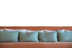 Cuscini sul sofà e sui precedenti bianchi fotografia stock Cuscini sul sofà e sui precedenti bianchi fotografia stock