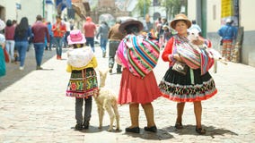 Cusco, Perú - 01 03 2019 mujeres peruanas y muchacha en vestidos tradicionales y pequeña llama en la calle de Cusco, Perú, fotografía de archivo Cusco, Perú - 01 03 2019 mujeres peruanas y muchacha en vestidos tradicionales y pequeña llama en la calle de Cusco, Perú, fotografía de archivo