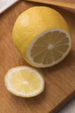 Cutted cytryna na kuchennej tnącej desce Fotografia Stock Cutted cytryna na kuchennej tnącej desce Fotografia Stock