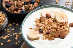 Cuvette avec du yaourt, la banane et la granola photos stock Cuvette avec du yaourt, la banane et la granola photos stock