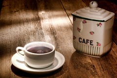 Cuvette de café noir et de choc chauds sur le vieux Tableau en bois photos stock Cuvette de café noir et de choc chauds sur le vieux Tableau en bois photos stock