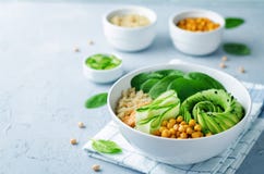 Cuvette rôtie de Bouddha de concombre d'avocat de quinoa d'épinards de pois chiches Image libre de droits Cuvette rôtie de Bouddha de concombre d'avocat de quinoa d'épinards de pois chiches Image libre de droits