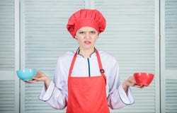Cuvettes de prise de cuisinière de femme Calculez la calorie de quantité vous consommant Calculez la partie normale de nourriture photos stock Cuvettes de prise de cuisinière de femme Calculez la calorie de quantité vous consommant Calculez la partie normale de nourriture photos stock