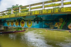 CUYABENO, EQUATEUR - 16 NOVEMBRE 2016 : Pont au-dessus de la rivière de Cuyabeno avec un bateau au-dessous de lui, parc national photo libre de droits CUYABENO, EQUATEUR - 16 NOVEMBRE 2016 : Pont au-dessus de la rivière de Cuyabeno avec un bateau au-dessous de lui, parc national photo libre de droits
