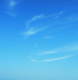 Cyaan blauwe hemel met wolken royalty-vrije stock afbeeldingen Cyaan blauwe hemel met wolken royalty-vrije stock afbeeldingen