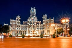Cybele slott och springbrunn på den Cibeles fyrkanten på natten, Madrid, Spanien royaltyfria bilder Cybele slott och springbrunn på den Cibeles fyrkanten på natten, Madrid, Spanien royaltyfria bilder