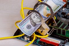 Cyber przestępstwa pojęcie z Milicyjnym kajdanki kędziorka drutu lan na komputerowym Internetowym bezprawnym handlu bronią Obrazy Royalty Free Cyber przestępstwa pojęcie z Milicyjnym kajdanki kędziorka drutu lan na komputerowym Internetowym bezprawnym handlu bronią Obrazy Royalty Free