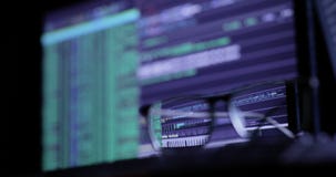 Cyber Szturmowy pojęcie szkła na klawiaturze na tle monitor, Cyber Szturmowy pojęcie szkła na klawiaturze na tle monitor,
