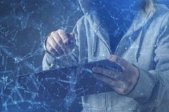 Cyberbrottslingen, person som använder en minnestavla i djup rengöringsdukcyberspace arkivbilder Cyberbrottslingen, person som använder en minnestavla i djup rengöringsdukcyberspace arkivbilder