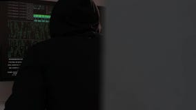 Cybercriminal pracuje za komputerem i nagle obraca wokoło zdjęcie wideo Cybercriminal pracuje za komputerem i nagle obraca wokoło zdjęcie wideo