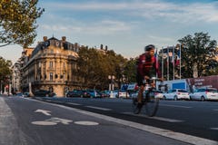 Cycliste dans les rues de Paris photos libres de droits Cycliste dans les rues de Paris photos libres de droits