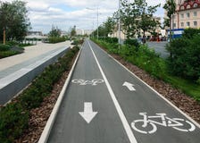 Cykelbanan i staden parkerar arkivbilder Cykelbanan i staden parkerar arkivbilder