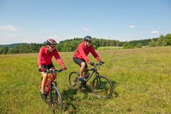 cykelparäng som rider sportive sommar royaltyfria bilder cykelparäng som rider sportive sommar royaltyfria bilder