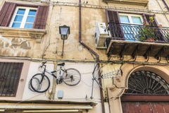 Cykla att hänga på en gammal vägg i Palermo, Sicilien, Italien royaltyfri bild Cykla att hänga på en gammal vägg i Palermo, Sicilien, Italien royaltyfri bild