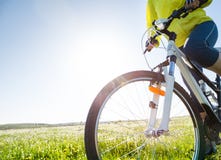 Cykla på sommar royaltyfria bilder Cykla på sommar royaltyfria bilder