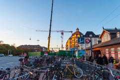 Cyklar parkerade framme av Osterport drevstation i Danmark arkivbilder Cyklar parkerade framme av Osterport drevstation i Danmark arkivbilder