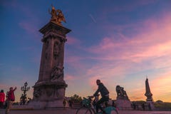 Cyklist i den Pont Alexandre III bron royaltyfria foton Cyklist i den Pont Alexandre III bron royaltyfria foton
