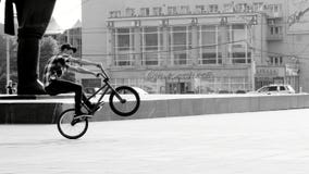 cyklisten gör trick royaltyfria bilder cyklisten gör trick royaltyfria bilder