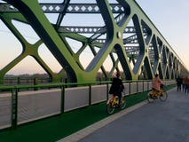 Cykliści na Zielenieją most obraz stock Cykliści na Zielenieją most obraz stock