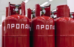 Cylindres rouges du propane L'inscription dans russe - propane photos stock Cylindres rouges du propane L'inscription dans russe - propane photos stock