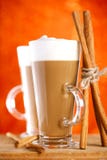 cynamonowy kawowy latte wtyka dwa Zdjęcia Royalty Free cynamonowy kawowy latte wtyka dwa Zdjęcia Royalty Free