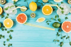 Cytryna i grapefruitowy na bławych deskach fotografia royalty free Cytryna i grapefruitowy na bławych deskach fotografia royalty free