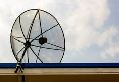 Czarna antena satelitarna dołączał na dachu z coppy przestrzenią fotografia royalty free Czarna antena satelitarna dołączał na dachu z coppy przestrzenią fotografia royalty free