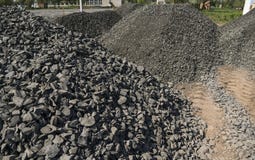 Czarna droga dryluje żwir Skały dla budowy Zdruzgotany granitowy żwir, małe skały zdjęcie stock Czarna droga dryluje żwir Skały dla budowy Zdruzgotany granitowy żwir, małe skały zdjęcie stock