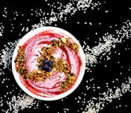 Czarnej jagody wiśnia wirująca w jogurcie z Granola zdjęcia stock Czarnej jagody wiśnia wirująca w jogurcie z Granola zdjęcia stock