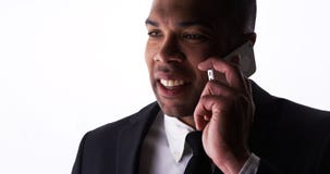 Czarny biznesmen opowiada na smartphone Zdjęcia Stock