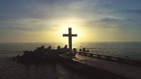 czarny Crimea dag kara halny denny wschód słońca widok Krzyż i most w oceanie powietrzny trutnia wideo zdjęcie wideo czarny Crimea dag kara halny denny wschód słońca widok Krzyż i most w oceanie powietrzny trutnia wideo zdjęcie wideo
