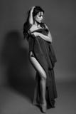 Czarny i biały fotografia uwodzicielska brunetki dziewczyna w studiu topless seksowna kobieta monochromatyczny wizerunek Czarny i biały fotografia uwodzicielska brunetki dziewczyna w studiu topless seksowna kobieta monochromatyczny wizerunek