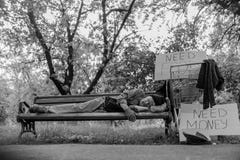 Czarny i biały portret bezdomny mężczyzna lying on the beach na ławce obrazy stock Czarny i biały portret bezdomny mężczyzna lying on the beach na ławce obrazy stock