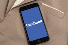 Czarny Jabłczany iPhone z logo ogólnospołeczny medialny Facebook Messenger na ekranie obraz stock Czarny Jabłczany iPhone z logo ogólnospołeczny medialny Facebook Messenger na ekranie obraz stock