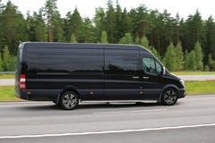 Czarny Mercedes-Benz Van przy prędkością Czarny Mercedes-Benz Van przy prędkością