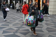 Czarny Piątku shopperw z thir torbami na zakupy Denmark obrazy stock Czarny Piątku shopperw z thir torbami na zakupy Denmark obrazy stock