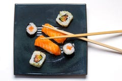 Czarny talerz z suszi, mak, amerykanin rolkami i chopsticks, fotografia royalty free Czarny talerz z suszi, mak, amerykanin rolkami i chopsticks, fotografia royalty free
