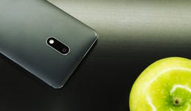 Czarny telefon z zielonym jabłkiem obrazy stock Czarny telefon z zielonym jabłkiem obrazy stock