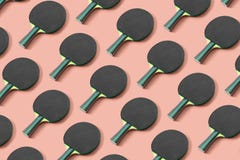 Czarny śwista pong paddle na różowym tle zdjęcia stock Czarny śwista pong paddle na różowym tle zdjęcia stock