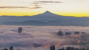 Czasu upływ Toczna mgła i Niskie chmury nad miastem Portlandzki Oregon z śnieg Zakrywającą górą Okapturzamy wczesnego poranek prz zbiory wideo Czasu upływ Toczna mgła i Niskie chmury nad miastem Portlandzki Oregon z śnieg Zakrywającą górą Okapturzamy wczesnego poranek prz zbiory wideo