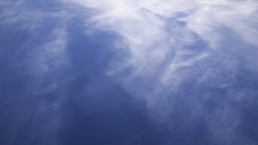 Czasu upływu klamerka białe puszyste chmury nad niebieskim niebem zbiory Czasu upływu klamerka białe puszyste chmury nad niebieskim niebem zbiory