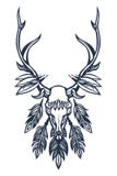 Czaszka rogacz z poroże, piórkami i kryształami, Boho plemienny, etniczny, Tatuaż sztuka ręka patroszona ilustracja wektor Czaszka rogacz z poroże, piórkami i kryształami, Boho plemienny, etniczny, Tatuaż sztuka ręka patroszona ilustracja wektor