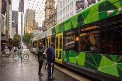 Czekać na tramwaj w Bourke St, Melbourne obraz royalty free Czekać na tramwaj w Bourke St, Melbourne obraz royalty free