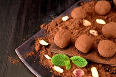 Czekoladowe trufle zakrywać z cacao proszkiem zdjęcia stock Czekoladowe trufle zakrywać z cacao proszkiem zdjęcia stock