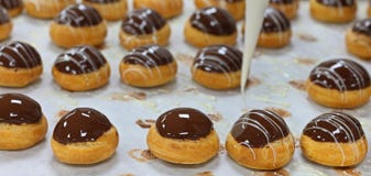 Czekoladowego eclair przygotowanie obrazy royalty free Czekoladowego eclair przygotowanie obrazy royalty free