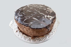 Czekoladowy tort z czekoladowym fudge mżył lodowacenie na tacy obrazy royalty free Czekoladowy tort z czekoladowym fudge mżył lodowacenie na tacy obrazy royalty free