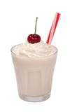 Czereśniowy milkshake z batożącą śmietanką odizolowywającą obraz stock Czereśniowy milkshake z batożącą śmietanką odizolowywającą obraz stock