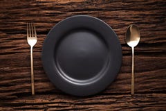 Czerni rozwidlenia pusta półkowa łyżka na drewnianym stołowym tle zdjęcie stock Czerni rozwidlenia pusta półkowa łyżka na drewnianym stołowym tle zdjęcie stock