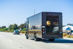 Czerwiec 8, 2018 Morgan wzgórze, CA, usa/- UPS doręczeniowej ciężarówki jeżdżenie na autostradzie w południowej San Francisco zat zdjęcia royalty free Czerwiec 8, 2018 Morgan wzgórze, CA, usa/- UPS doręczeniowej ciężarówki jeżdżenie na autostradzie w południowej San Francisco zat zdjęcia royalty free