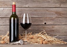 Czerwone wino butelka i wina szkło Zdjęcie Stock Czerwone wino butelka i wina szkło Zdjęcie Stock